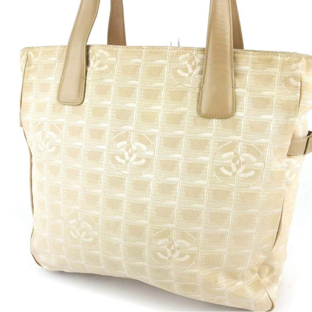 CHANEL Beige Tote with Signature Pattern - Picture 3 of 8